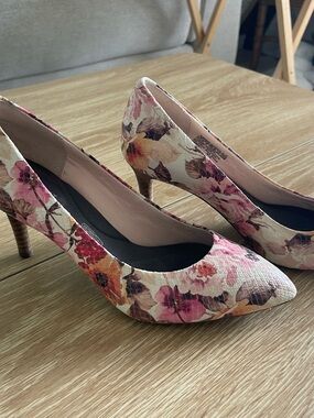 ROCKPORT 75mm Total Motion Women’s Pump Sz 6M Pink White Black Floral Snake